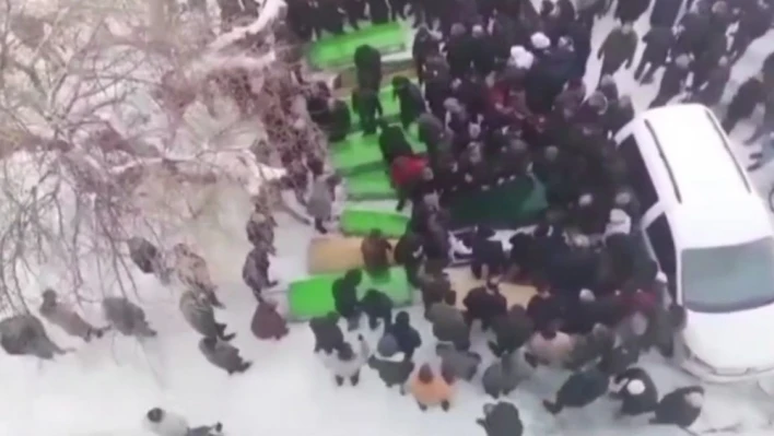 Depremde hayatını kaybeden 10 kişilik Vanlı aile defnedildi