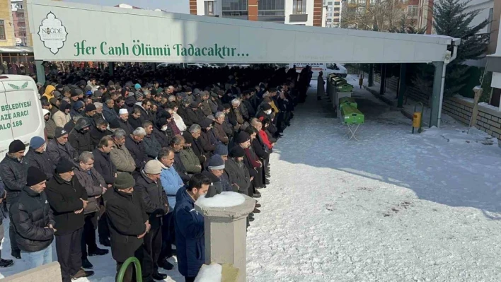 Depremde hayatını kaybeden 8 kişi Niğde'de toprağa verildi