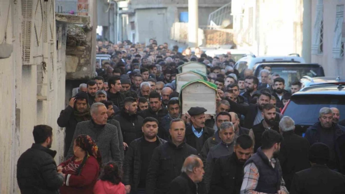 Depremde hayatını kaybeden anne ve iki kızı Cizre'de yan yana defnedildi