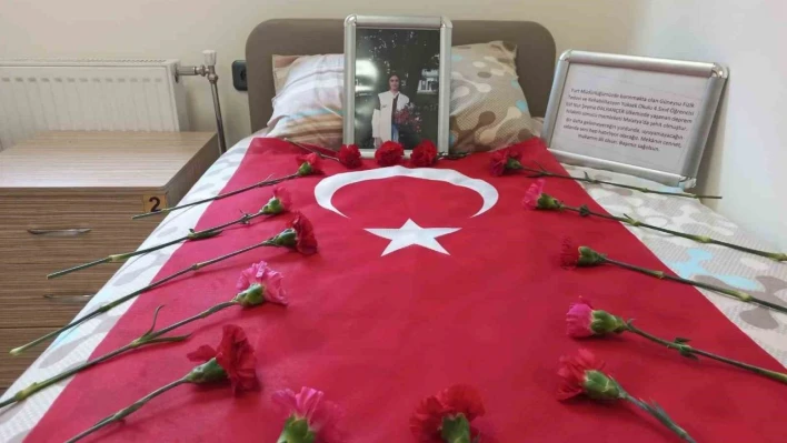 Depremde hayatını kaybeden Elif Nur'un Rize'de kaldığı yurt odasındaki yatağına çiçek ve Türk bayrağı bırakıldı