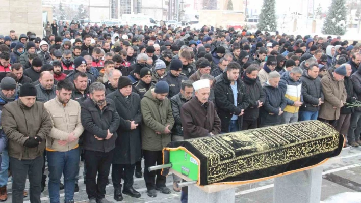 Depremde hayatını kaybeden genç kadın Karaman'da son yolculuğuna uğurlandı