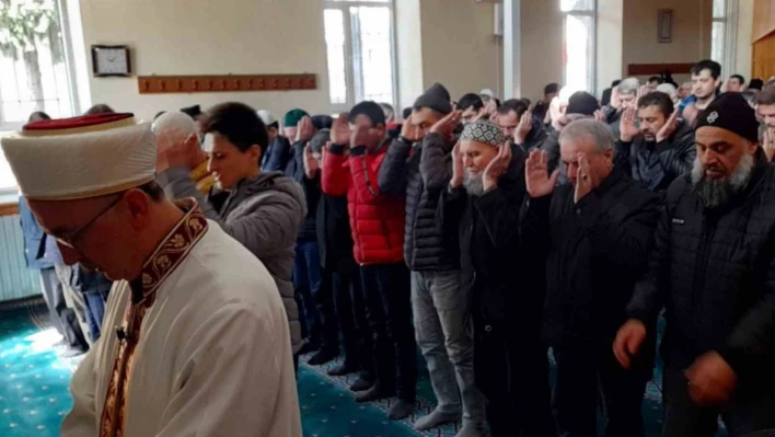 Depremde hayatını kaybeden vatandaşlar için gıyabi cenaze namazı kılındı