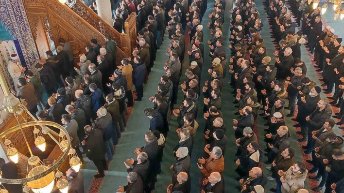 Depremde hayatını kaybedenler için gıyabi cenaze namazı kılındı