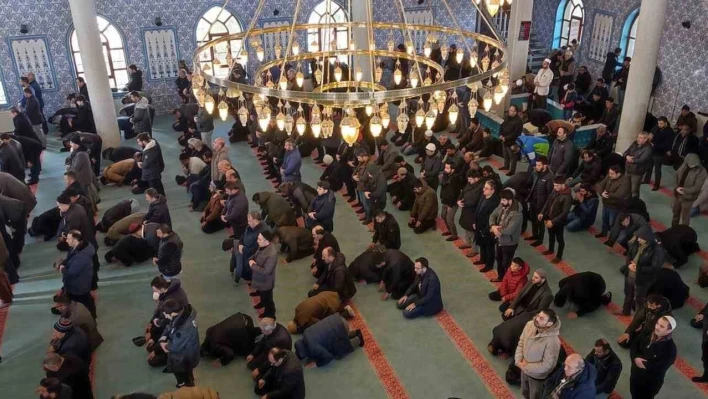 Depremde hayatını kaybedenler için gıyabi cenaze namazı kılındı
