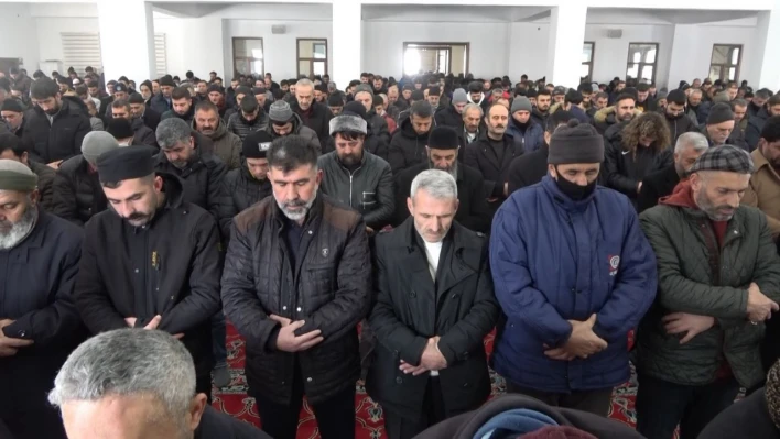 Depremde hayatını kaybedenler için gıyabi cenaze namazı kılındı