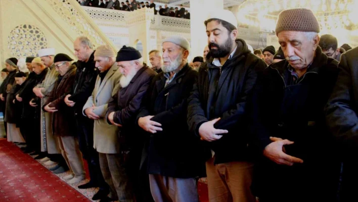 Depremde hayatını kaybedenler için Konya'da gıyabi cenaze namazı kılındı