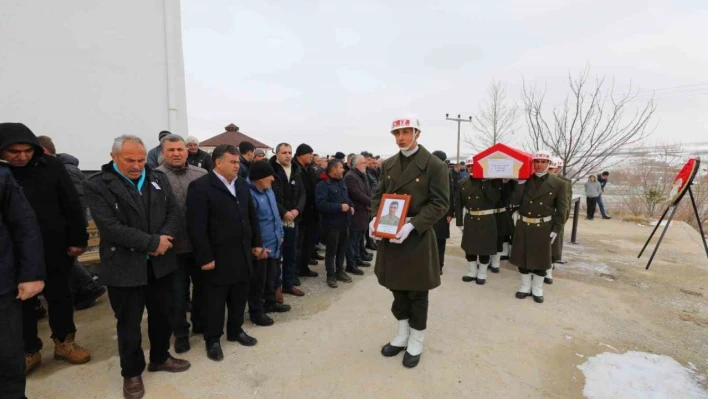 Depremde kaldığı otelin yıkılması sonucu vefat eden Aksaraylı asker toprağa verildi