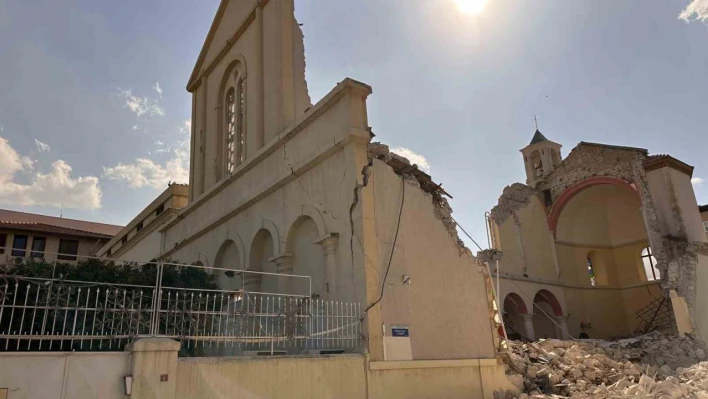 Depremde tarihi kilise de yıkıldı