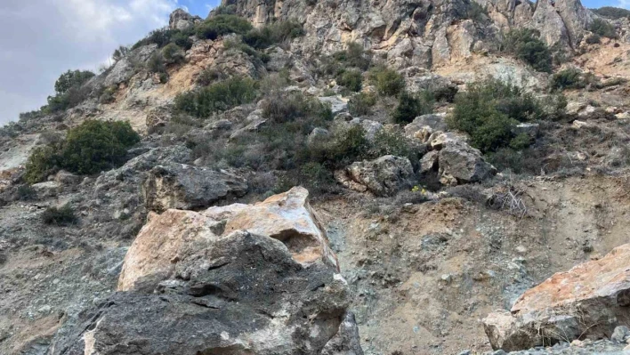 Depremde tonlarca ağırlıktaki kayalar evlerin üzerine düştü