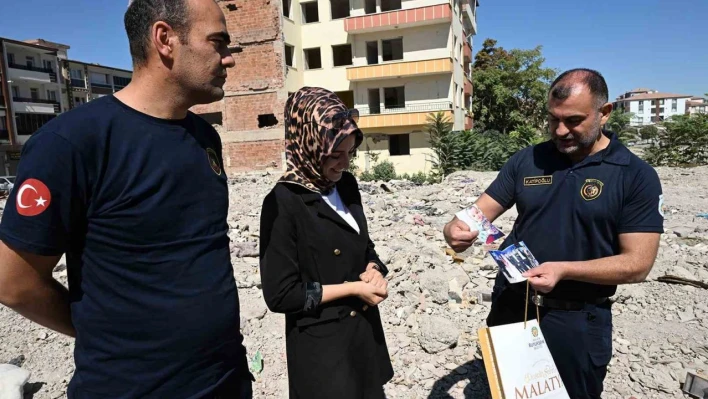 Depremde yıkılan binanın enkazında bulunan eşyaların teslim edildiği genç kadın duygusal anlar yaşadı