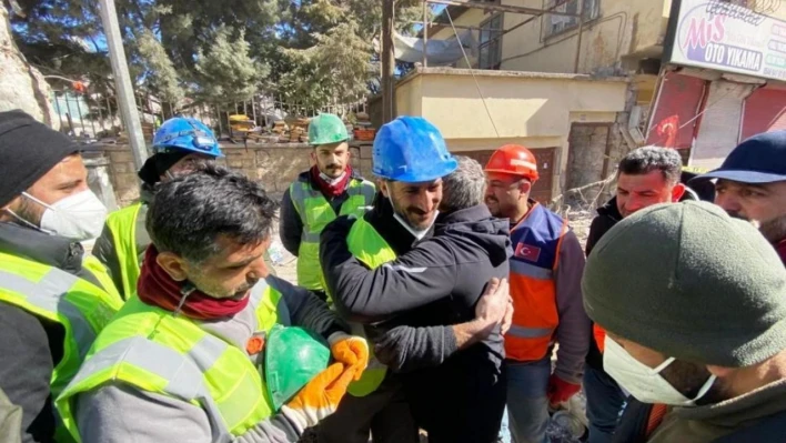 Depremden 248 saat sonra Aleyna'nın kurtarılmasına tanık olan Başkan Şayir, gözyaşlarına engel olamadı