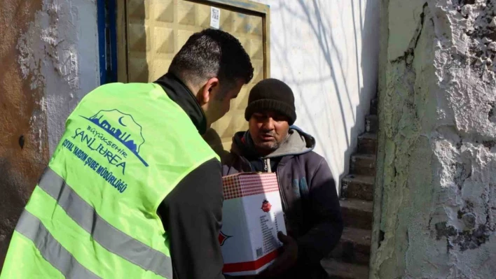 Depremden etkilenen vatandaşların gıda kolileri evlerine ulaştırılıyor