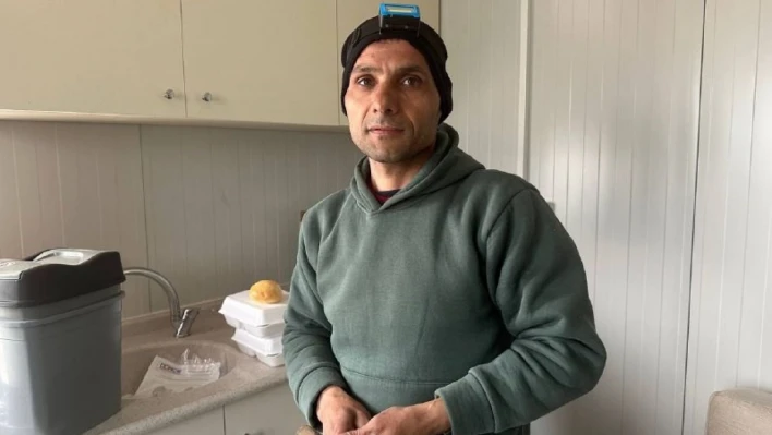 Depremden kurtuldu, konteynerlarda montaj yaptı