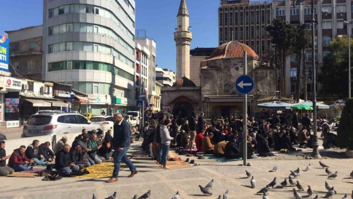 Depremden sonra boşalan Adana'da Cuma Namazı yolda kılındı