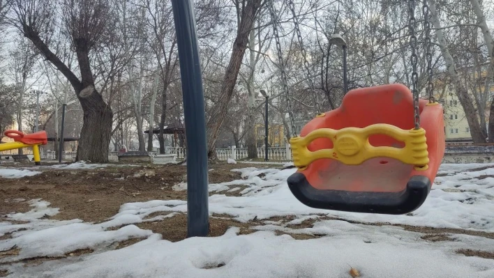 Depremden sonra parklar çocuksuz kaldı