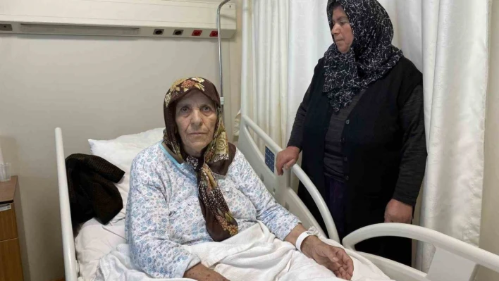 Depreme hastanede yakalanan 84 yaşındaki Emine Teyze'yi hemşire kurtardı