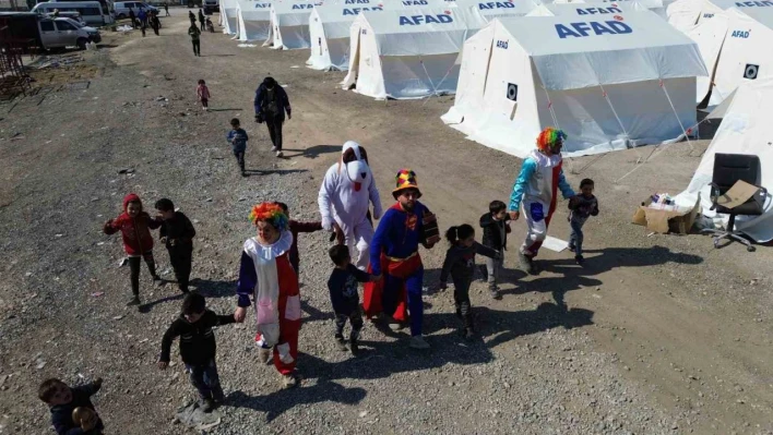 Depremi yaşayan çocuklara moral oldular