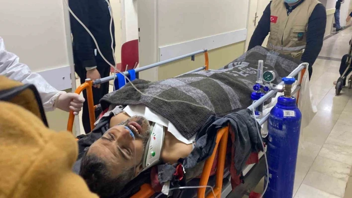 Depremin 296. saatinde kurtarılan Suriyeli Muhammed'in doktorlarla konuştuğu anlar kamerada
