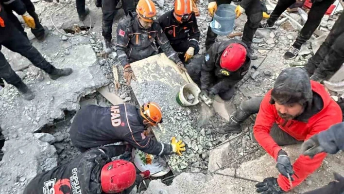 Depremin 62. saatinde enkazdan sağ olarak çıkartıldı