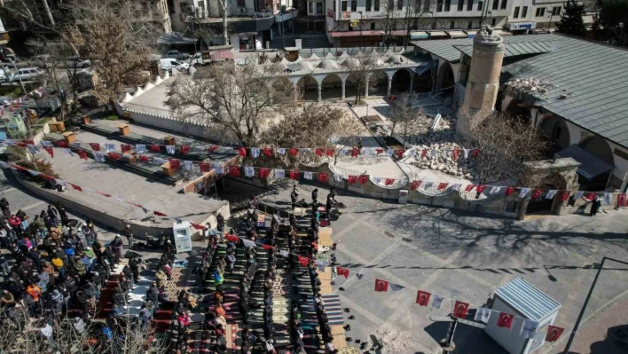 Depremin ardından 2. cumada gıyabi cenaze namazı kılındı