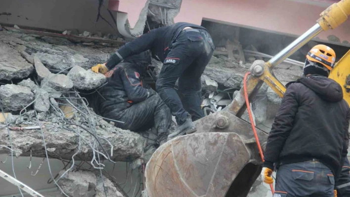 Depremin merkez üssünde kurtarma çalışmaları devam ediyor