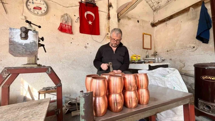 Depremin vurduğu Kahramanmaraş'ta sokaklardaki sessizliği bakırcı sesleri bozdu