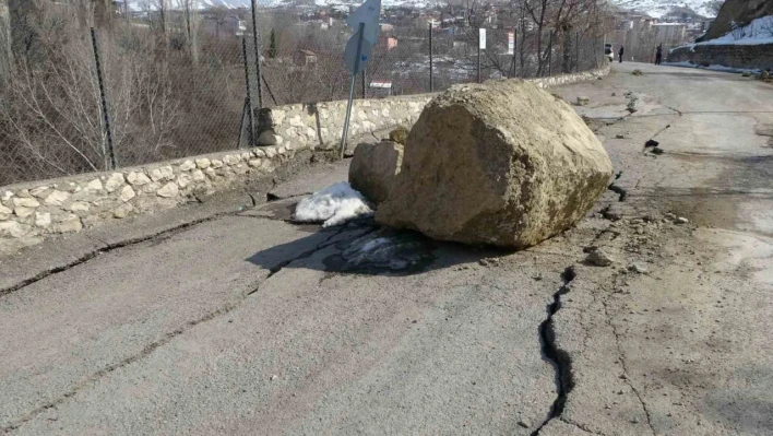 Depremle oluşan heyelanda dev kayalar yola düştü