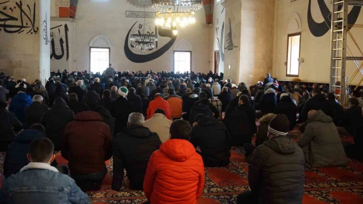 Depremlerde hayatını kaybedenler için gıyabi cenaze namazı kılındı