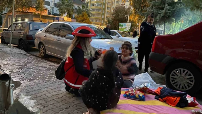 Depremzede ailelere ve çocuklara destek oluyorlar