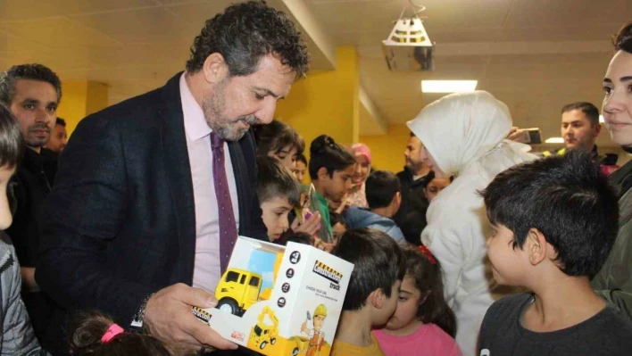 Depremzede ailelerin doğum günleri kutlandı, pasta kesildi