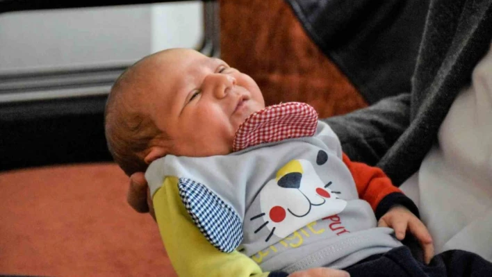 Depremzede ailenin bebek sevinci