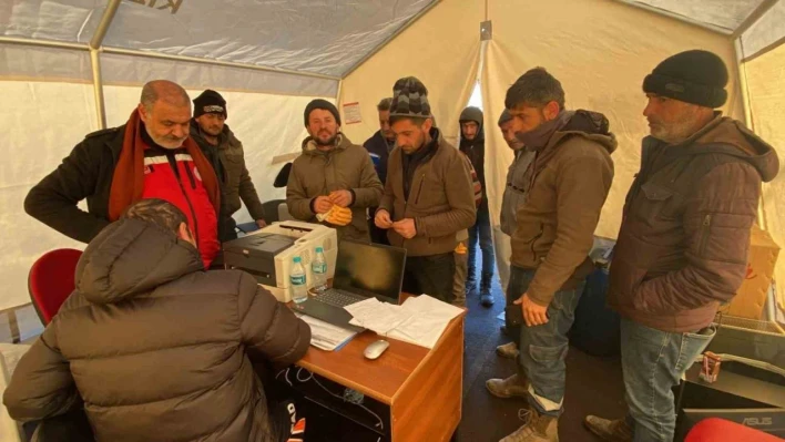 Depremzede besicilere hayvan çadırı desteği verildi