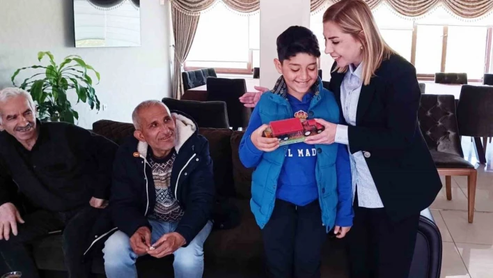 Depremzede Buğra'ya Milletvekili Gökcan'dan sürpriz doğum günü pastası