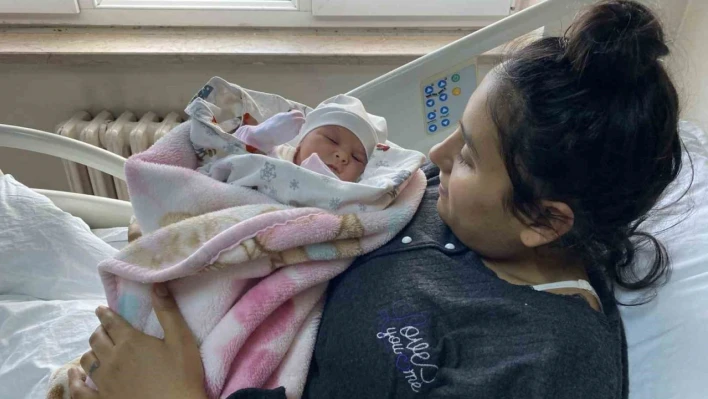 Depremzede çift anne baba olmanın sevinciyle teselli buldu