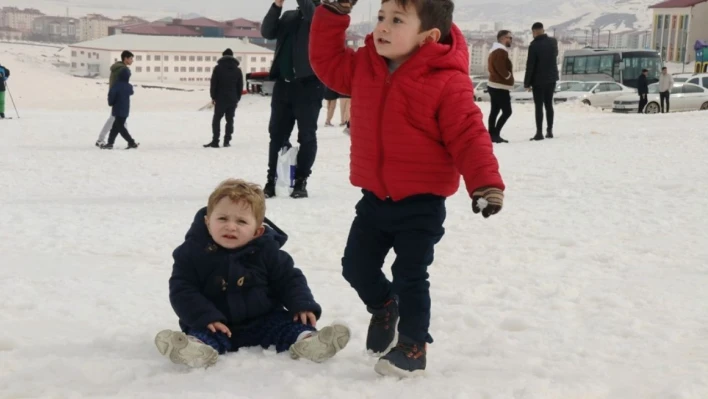 Depremzede çocuklar Bitlis'te kar keyfi yaşadı