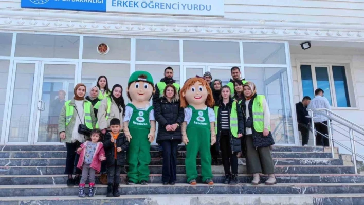 Depremzede çocuklar gönüllü oyun arkadaşlarıyla moral buluyor