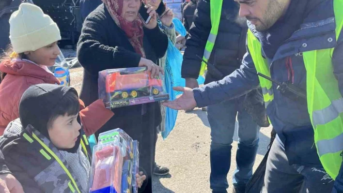 Depremzede çocuklar için oyuncak dolusu araçlar afet bölgesinde