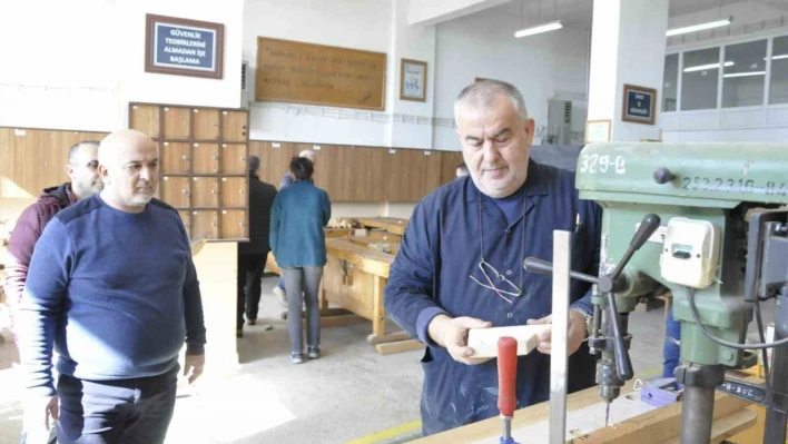 Depremzede çocuklar için oyuncak yaptılar