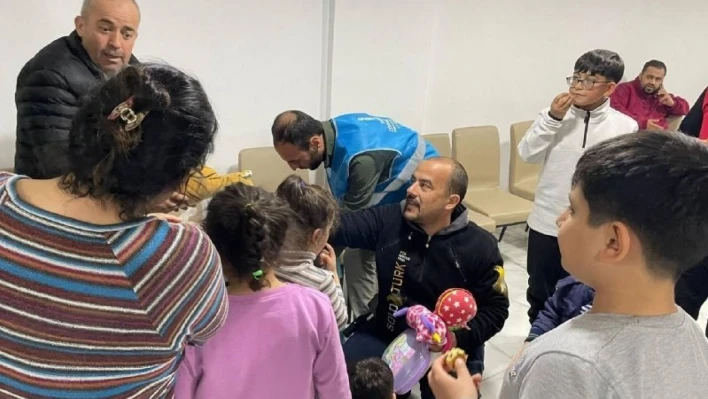 Depremzede çocuklar için topladığı oyuncakların dağıtımını yaptı
