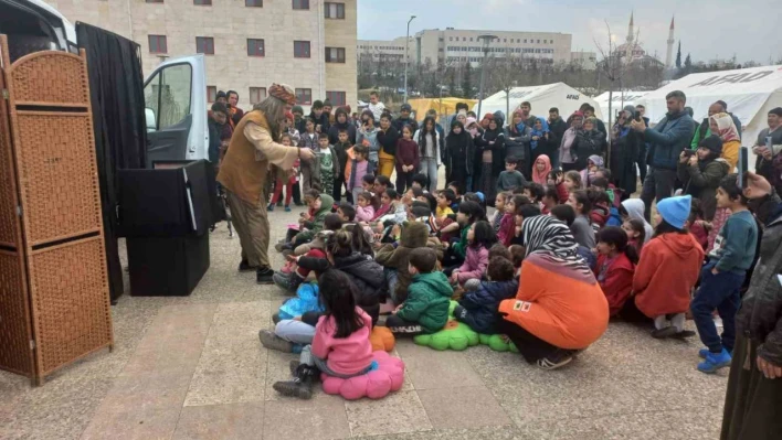 Depremzede çocuklara 'Meddah Amca'dan masallar'