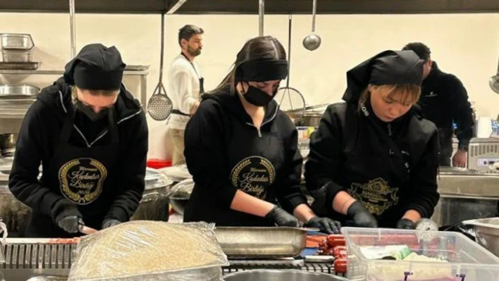 Depremzede çocuklara anne şefkati