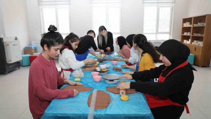 Depremzede çocukların yaraları Ağrı'da sarılıyor