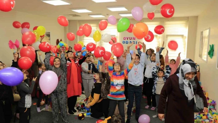 Depremzede çocukların yaraları sarılıyor