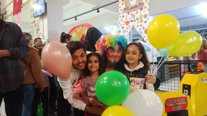Depremzede çocukların yüzlerini güldürmek için çalıştılar