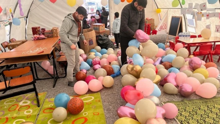 Depremzede çocukların yüzünde bir tebessüm olmak için Trabzon'dan geldiler