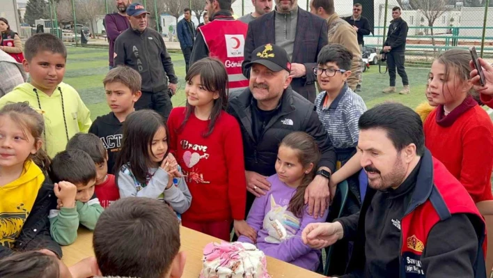 Depremzede Ecrin'e konteyner kentte doğum günü sürprizi