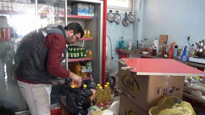 Depremzede esnaftan depremden etkilenen ailelere gıda kolisi