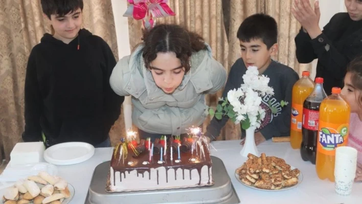 Depremzede Fatma'ya polislerden doğum günü sürprizi
