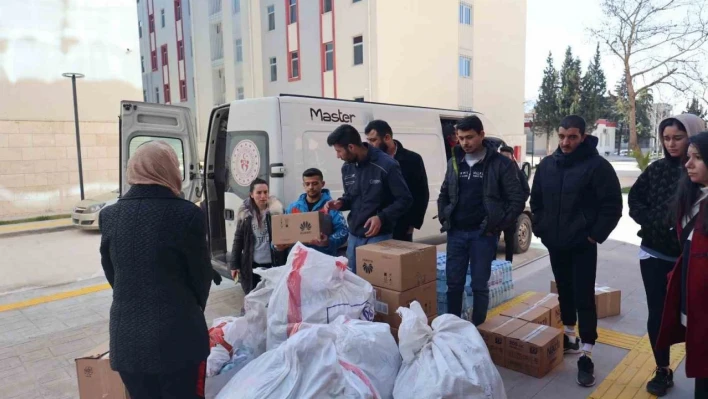 Depremzede felaketi böyle özetledi: 'Çatılara bile devrilir korkusuyla sığınamıyorduk'