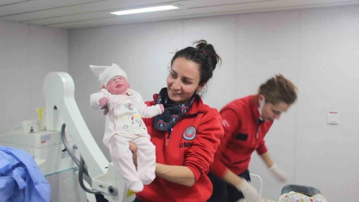 Depremzede kadının bebeği, TCG Bayraktar'da dünyaya geldi